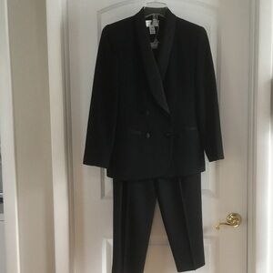 Chic Women's Black Tuxedo Suit Set